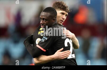 John Stones (a sinistra) e Benjamin Mendy React di Manchester City dopo il fischio finale durante la partita della Premier League a Villa Park, Birmingham. Foto Stock