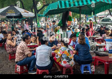 Hue City - Vietnam - l'agosto 2019 - la gente mangia nel ristorante tradizionale Street food Foto Stock