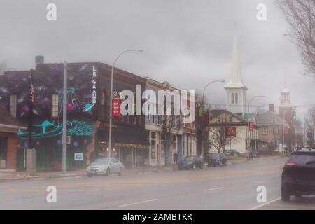 Leroy, New York, Stati Uniti. 10 Gennaio 2020. Main Street nella piccola città di Leroy, NY, in una nebbia invernale mattina Foto Stock