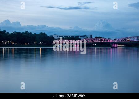 Vista sul fiume Perfume e sul ponte Truong tien in serata Foto Stock