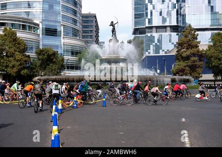 Città Del Messico, Messico. 12th gennaio 2020. Ciclisti a cavallo presso la Diana la fontana della Cacciatrice godendo il traffico libero di guida attraverso la città. "Muevete en Bici" è un'iniziativa sostenuta dal governo che mira a promuovere uno stile di vita sano e attivo per i residenti di Città del Messico. Ciclisti, jogging, famiglie e anche i loro cani prendono il controllo delle strade altrimenti congestionate della città ogni Domenica mattina. Credito: Meanderingemu / Alamy Live News Foto Stock