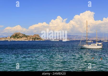 Kerkyra, capitale dell'isola di Corfù. Grecia. Vista della Fortezza Vecchia di Corfu Town sulla penisola nel mare azzurro cristallino. Foto Stock
