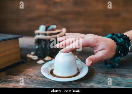 donna toch la tazza prima di dire fortuna con tazza di caffè turco Foto Stock