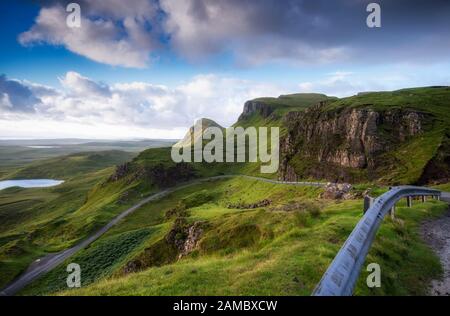 Vista panoramica del Trotternish Ridge da vicino la Quiraing sull'Isola di Skye in Scozia, Regno Unito Foto Stock