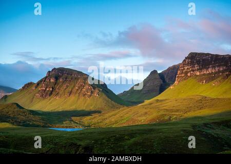 Vista panoramica del Trotternish Ridge da vicino la Quiraing sull'Isola di Skye in Scozia, Regno Unito Foto Stock