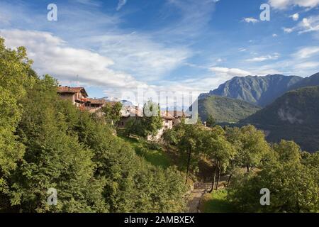 Il borgo medioevale di Canale di Tenno dal Via al Lago, Trentino-Alto Adige, Italia Foto Stock