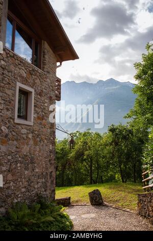 Il borgo medioevale di Canale di Tenno dal Via al Lago, Trentino-Alto Adige, Italia Foto Stock