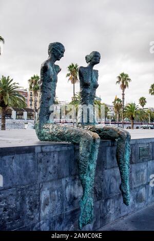 Barcellona, Spagna - 9 maggio 2019: La Coppia è una scultura in bronzo dell'artista cileno Lautaro Díaz Silva situata nello storico porto di Port Vell Foto Stock