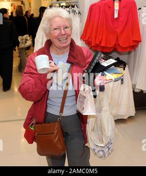 High Street store Marks e Spencer celebrare 125 anni di attività vendendo molti articoli per un penny. Il presidente della società Sir Stuart Rose e il supermodello Twiggy lanciano la celebrazione presso il loro negozio di punta a Oxford Street, Londra. Foto Stock