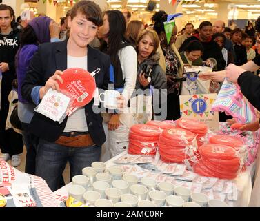 High Street store Marks e Spencer celebrare 125 anni di attività vendendo molti articoli per un penny. Il presidente della società Sir Stuart Rose e il supermodello Twiggy lanciano la celebrazione presso il loro negozio di punta a Oxford Street, Londra. Foto Stock