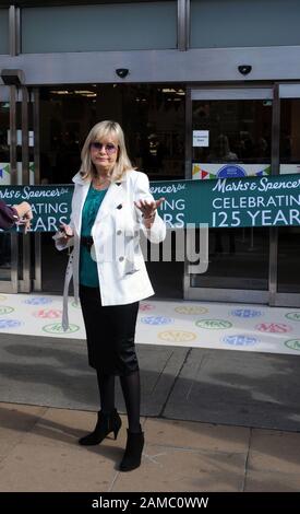 High Street store Marks e Spencer celebrare 125 anni di attività vendendo molti articoli per un penny. Il presidente della società Sir Stuart Rose e il supermodello Twiggy lanciano la celebrazione presso il loro negozio di punta a Oxford Street, Londra. Foto Stock