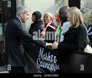 High Street store Marks e Spencer celebrare 125 anni di attività vendendo molti articoli per un penny. Il presidente della società Sir Stuart Rose e il supermodello Twiggy lanciano la celebrazione presso il loro negozio di punta a Oxford Street, Londra. Foto Stock