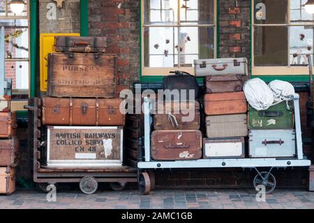 Bagagli vecchio stile su una piattaforma della stazione alla stazione ferroviaria di North Norfolk a Sheringham. Foto Stock