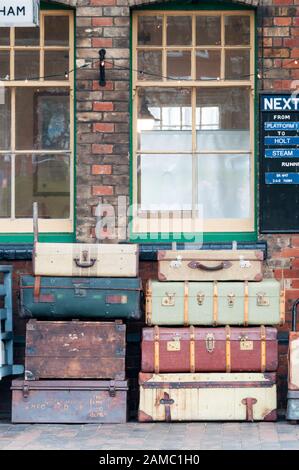 Bagagli vecchio stile su una piattaforma della stazione alla stazione ferroviaria di North Norfolk a Sheringham. Foto Stock