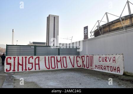 Torino, Italia - 12 gennaio, 2020: Bandiera per Sinisa Mihajlovic, allenatore di Bologna FC, è esposta al di fuori dello stadio Olimpico Grande Torino durante la Serie A partita di calcio tra Torino FC e Bologna FC. Torino FC ha vinto 1-0 su Bologna FC. Credito: Nicolò Campo/Alamy Live News Foto Stock