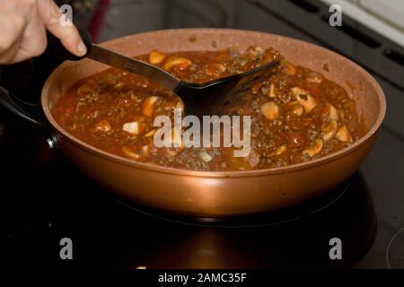 Macinare in padella manzo tritato, funghi e salsa bolognese Foto Stock