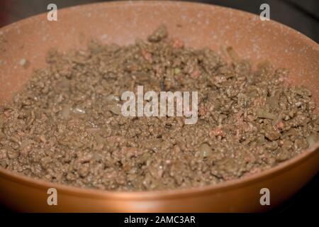 Rosolato macinata di manzo e cipolle in padella Foto Stock