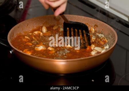 Agitazione in salsa bolognese con carne macinata e funghi Foto Stock