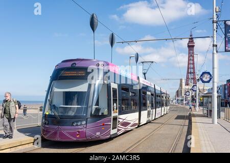 Blackpool Tramway Alla Fermata Del Tram, Ocean Boulevard, Promenade, Blackpool, Lancashire, Inghilterra, Regno Unito Foto Stock