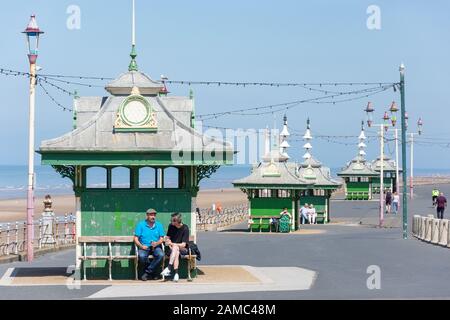 Capanne d'epoca sul lungomare, la Promenade, Blackpool, Lancashire, Inghilterra, Regno Unito Foto Stock