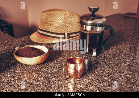 Tazza da caffè espresso e macchina per il caffè francese con tazza da caffè e cappello cubano fatti a mano Foto Stock