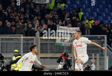 Roma, Italia, 12th Gennaio, 2020. La Juventus' Merih Demiral, a destra, celebra con il suo compagno di squadra Paulo Dybala dopo aver segnato durante la Serie UNA partita di calcio tra Roma e Juventus allo Stadio Olimpico. Credit Riccardo De Luca - Aggiornamento Immagini / Alamy Live News Foto Stock