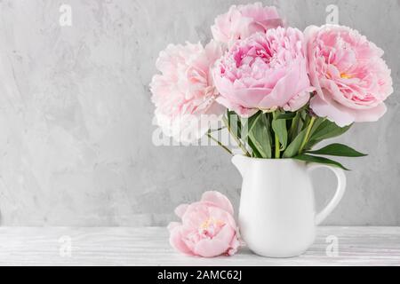 bouquet di fiori rosa di peonia su sfondo bianco con spazio copia. ancora vita. concetto giorno donne o matrimonio. sfondo festoso Foto Stock