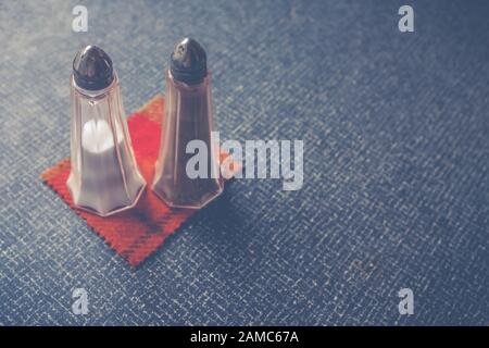 Shaker Di Sale E Pepe Su Una Tavola Di Diner Di Plastica Di Retro Con Spazio Di Copia Foto Stock