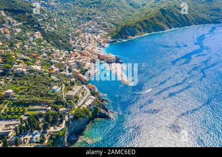 Vista aerea di Camogli Marina. Barche e yacht ormeggiati nel porto con acqua verde. Molti edifici colorati Foto Stock