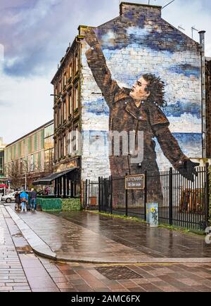 Glasgow Hootenanny bar a Howard Street Glasgow Scotland UK con murale che riproduce la pittura di Jack Vettriano Dr Connolly i Presumere visto da Dixon St Foto Stock