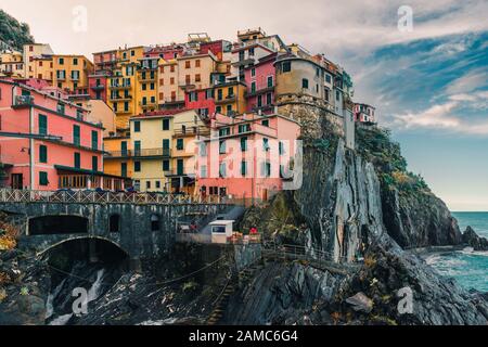 Antico borgo italiano di Manarola, sulla costa delle cinque Terre d'Italia, Liguria all'alba Foto Stock