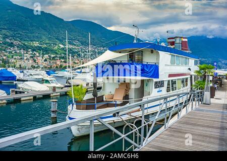 Ristorante Balena su una barca ormeggiata nel porto di Locarno sul Lago Maggiore in Svizzera Foto Stock