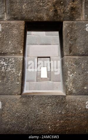 Antiche finestre in pietra inca che collegano le diverse stanze dei templi Inca al Qorikancha (Coricancha), Cusco, Perù. Foto Stock