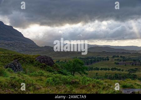 Cieli tempestosi sulle colline vicino a Shieldaig Vista ad ovest dal punto di vista di Creag An Eirich sul lato sud di Upper Loch Torridon, Wester Ross, Highland, Scozia Foto Stock