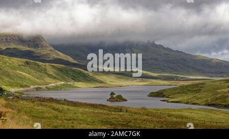 Loch Fada con Old Man of Storr nelle nuvole, Isola di Skye, Scozia Foto Stock
