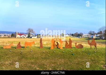 Presepe scenario tra un paesaggio rurale panoramico, nella contea di Lancaster, Pennsylvania Foto Stock