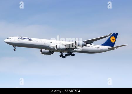 Francoforte, Germania - 22 aprile 2018: Aereo Lufthansa Airbus A340 all'aeroporto di Francoforte (fra) in Germania. Airbus è un produttore di aeromobili di Foto Stock