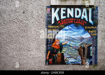 Informazioni turistiche vecchio stile segno su un muro di pubblicità 'Kendal, una porta d'accesso ai laghi inglesi' Foto Stock