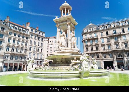 Giacobini square e la bella fontana nella città di Lione, Francia Foto Stock