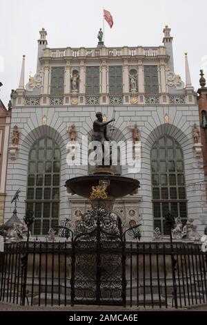 Fontana del Nettuno statua che si trova nella parte anteriore del Artus Court, lungo Market Street, Danzica Polonia Foto Stock