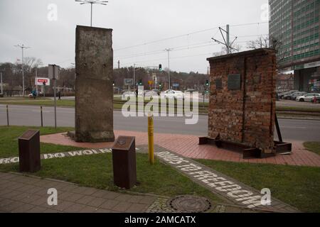 La sezione del muro di Berlino e un pezzo di muro che Lech Wałȩsa scavalcato nel 1980 per entrare in cantiere, Wały Piastowskie, Gdansk, Polonia Foto Stock