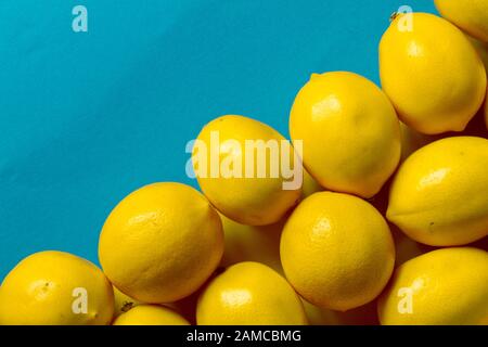 Vista superiore molti limoni maturi su una superficie di colore blu, sfondo o del concetto Foto Stock