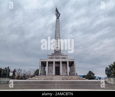 Monumento commemorativo di Slavin e cimitero militare a Bratislava visto nel febbraio 2015. Foto Stock