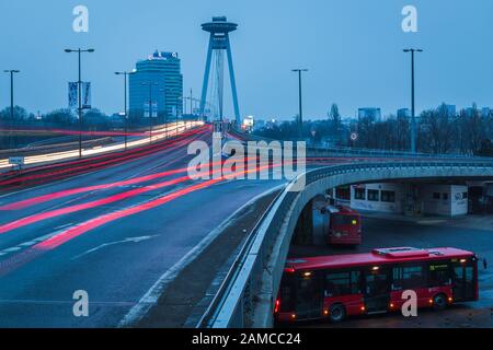 Il giorno si trasforma in notte sul ponte UFO a Bratislava nel febbraio 2015. Foto Stock