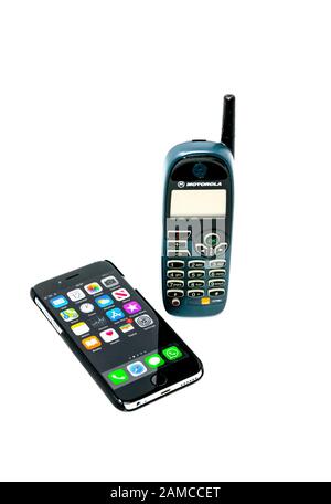 Telefono cellulare Motorola M3788e con smartphone Apple iphone 6. Foto Stock