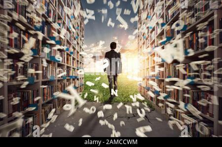 Nuovo mondo nascosto dietro la biblioteca. I libri aprono la mente per l'immaginazione Foto Stock