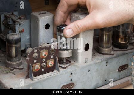 Vecchia lampada radio vintage riparata da un elettricista appassionato. Foto Stock