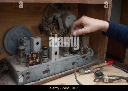 Vecchia lampada radio vintage riparata da un elettricista appassionato. Foto Stock