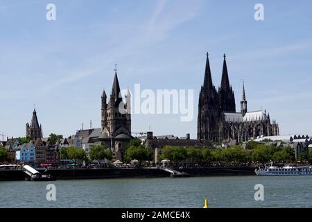 Blick Von Deutz Auf Kölner Dom, Gross St. Martin Und Rathaus, Köln, Nordrhein-Westfalen, Deutschland Foto Stock