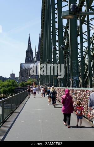 Liebesschlösser Auf Der Hohenzollernbrücke, Köln, Nordrhein-Westfalen, Germania Foto Stock